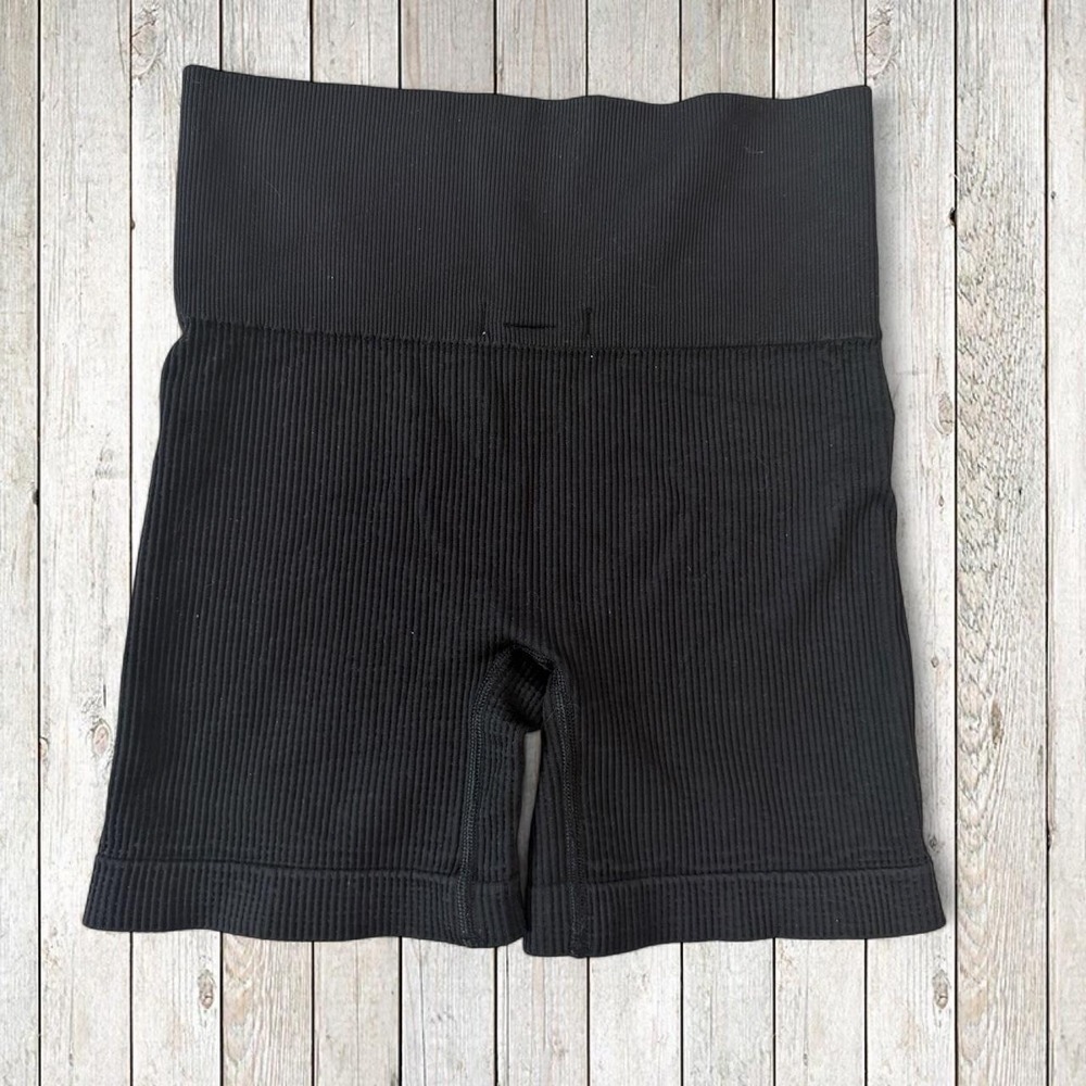 Colsie Women's Ribbed High Rise Biker Shorts XS Black Stretch NWT - Picture 2 of 4